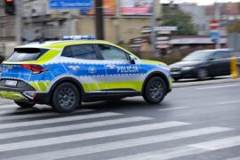 radiowoz policji w nowym malowaniu