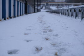 slady butow na sniegu