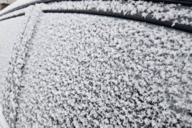 snieg na szybach auta