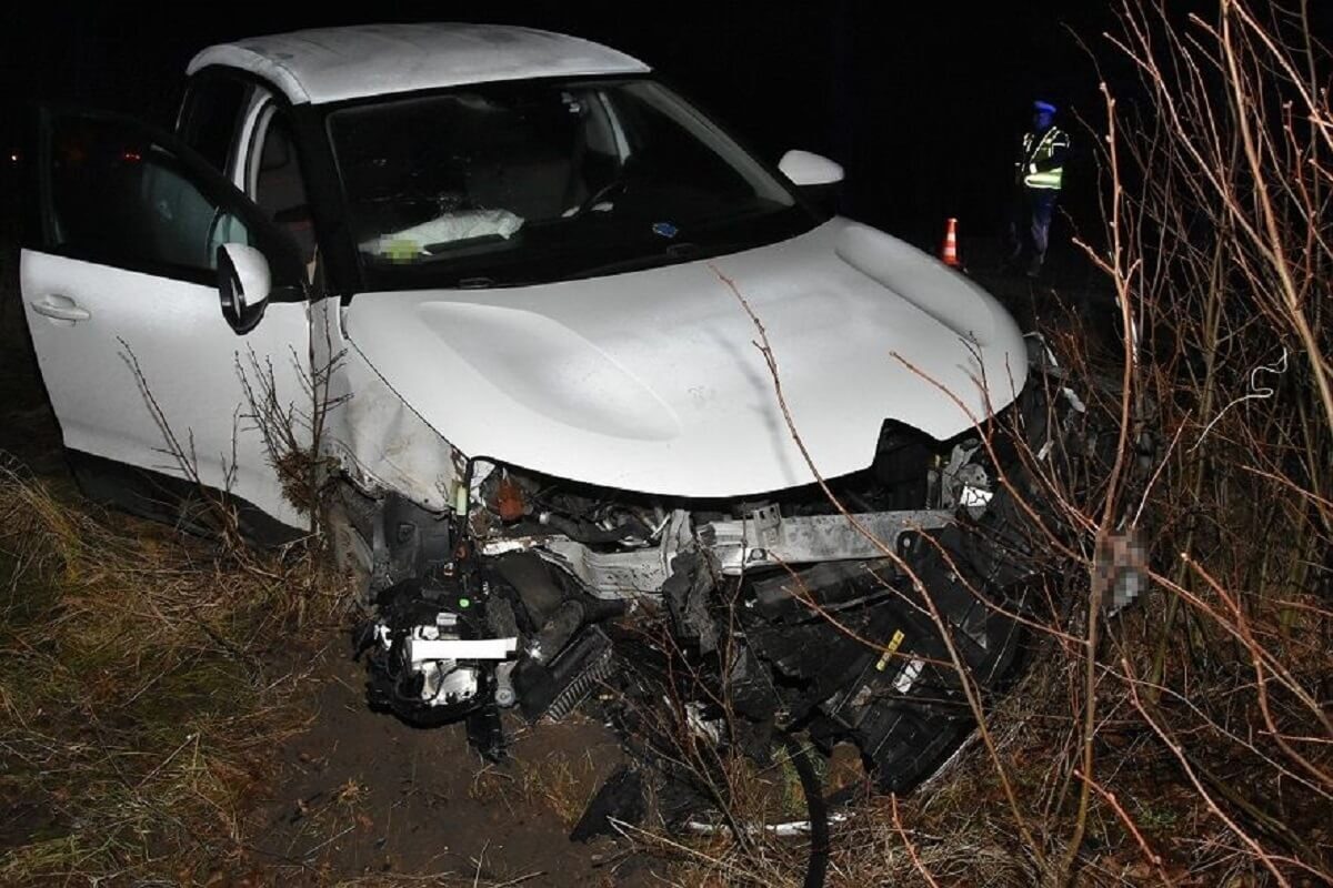 Citroen wypadł z drogi i uderzył w betonowy przepust. Kierowca wymagał pomocy medycznej 1 Citroen wpadł na Betonowy Przepust
