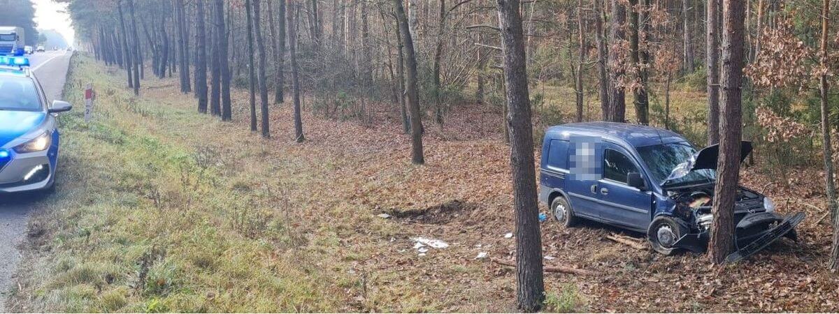 Zjechał z drogi i uderzył w drzewo – 76-latek trafił do szpitala 2 Wypadł z drogi i zatrzymał się na drzewie