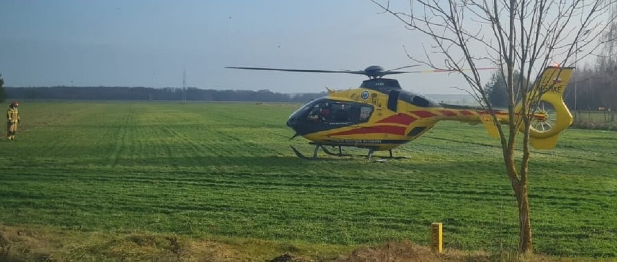 Zjechał z drogi i uderzył w drzewo – 76-latek trafił do szpitala 1 Lądowanie helikoptera LPR
