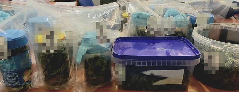 Amfetamina, marihuana, skradzione części i zakaz prowadzenia pojazdów. Mnóstwo zarzutów dla 42 latka 1 Marihuana w pojemnikach