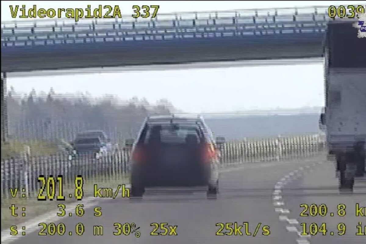 Ponad 200km/h po S-19. Policjanci zatrzymali kierowców Mercedesa i Skody, którym się spieszyło 2 Pędził ponad 200 po S-19