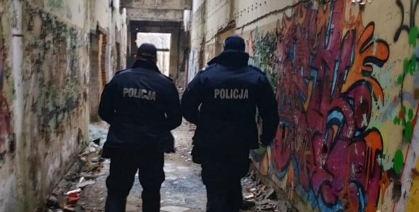 Śmierć z powodu wychłodzenia. Służby proszą o pomoc w odnajdywaniu osób szczególnie narażonych na niskie temperatury 2 Policja sprawdza budynki