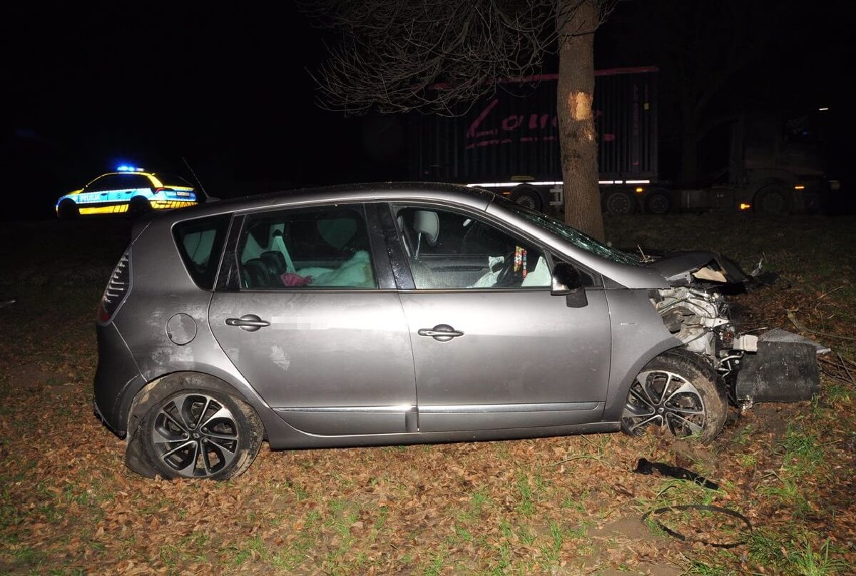 Roztrzaskany renault w Zakręciu