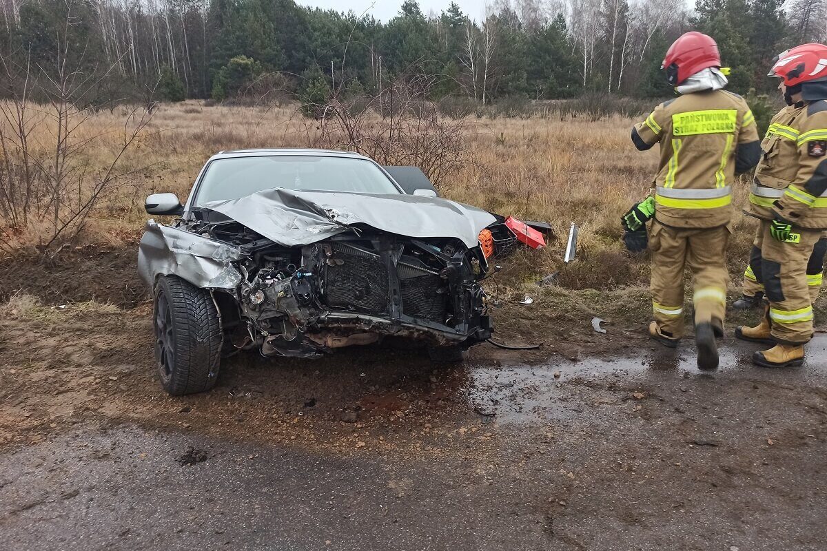 Wypadek drogowy w Dąbrowie Wronowskiej – jedna osoba poszkodowana, auta wylądowały w rowie 1 Zderzenie Subaru - strażacy usuwają skutki z drogi
