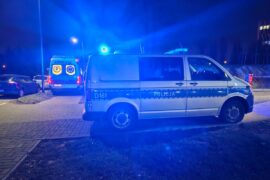 policyjny radiowoz na sygnale i karetka pogotowia