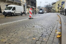 zapadla sie nawierzchnia jezdni na ul krolewskiej