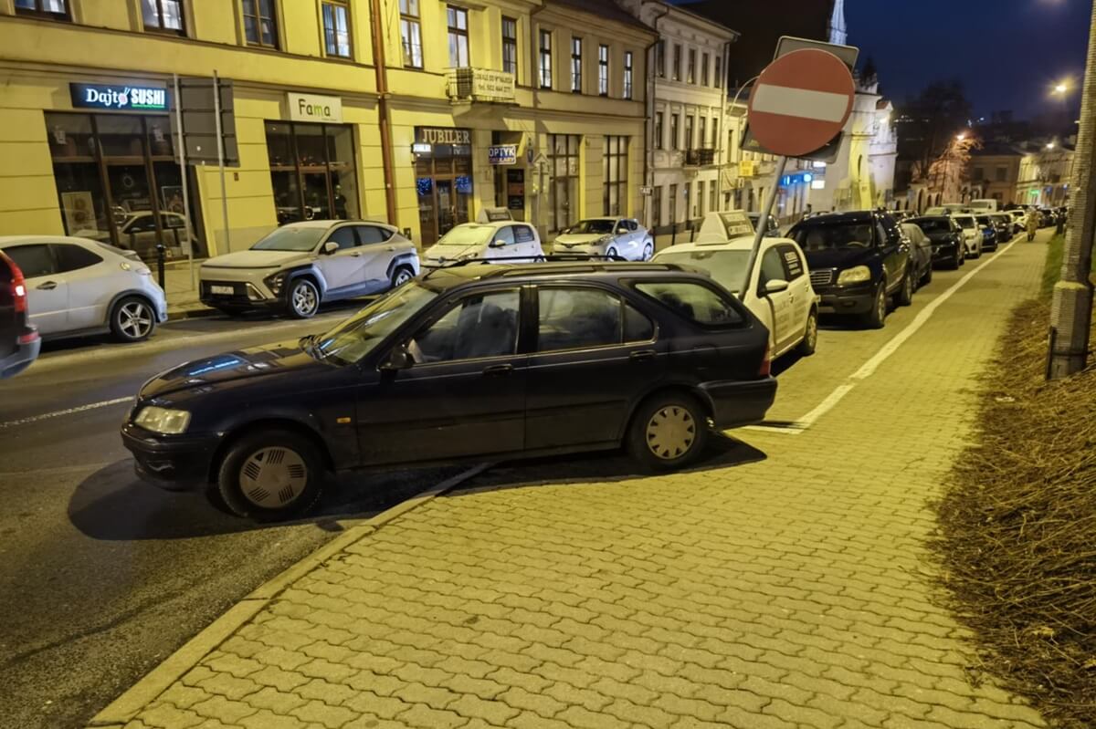 Zaparkowany samochód stoczył się na ul. Świętoduskiej
