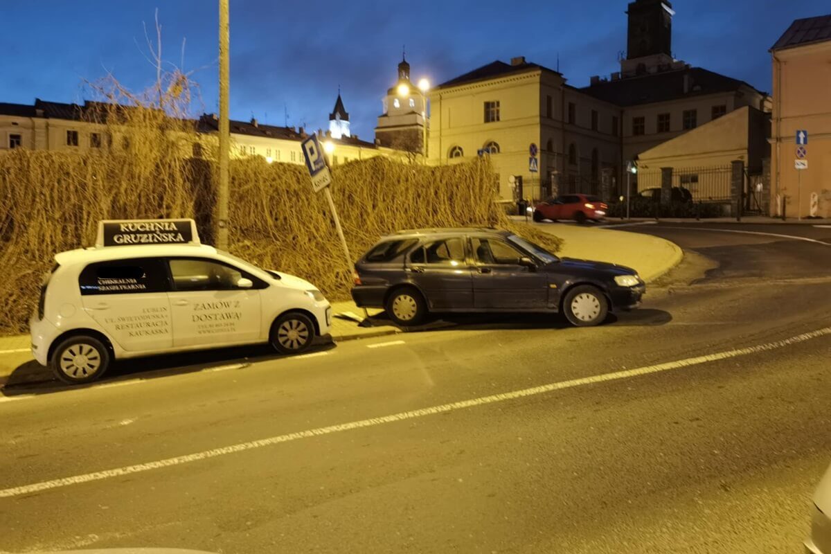 Zaparkowany samochód stoczył się na ul. Świętoduskiej