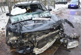 Rozbite auto uderzylo w drzewo I