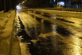 czarny lod na drodze slisko