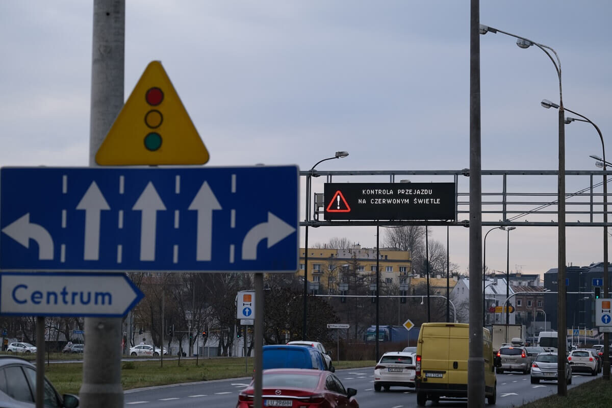 Tablica VMS nad al. Solidarności w Lublinie z treścią „Kontrola przejazdu na czerwonym świetle”