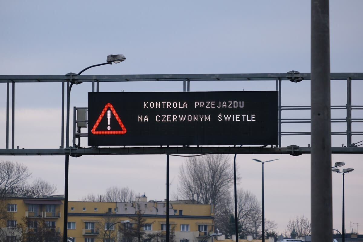 Tablica VMS nad al. Solidarności w Lublinie z treścią „Kontrola przejazdu na czerwonym świetle”