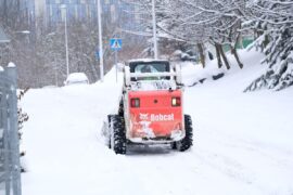 miniladowarka odsniezajaca osiedlowa uliczke