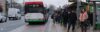 Pasażerowie na przystanku i autobus linii nr 2 w zatoczce