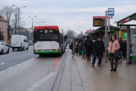 pasazerowie na przystanki i autobus