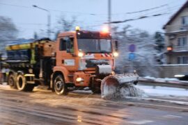 plugosolarka usuwajaca z drogi mokry snieg