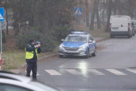 policjant dokontujacy kontroli predkosci