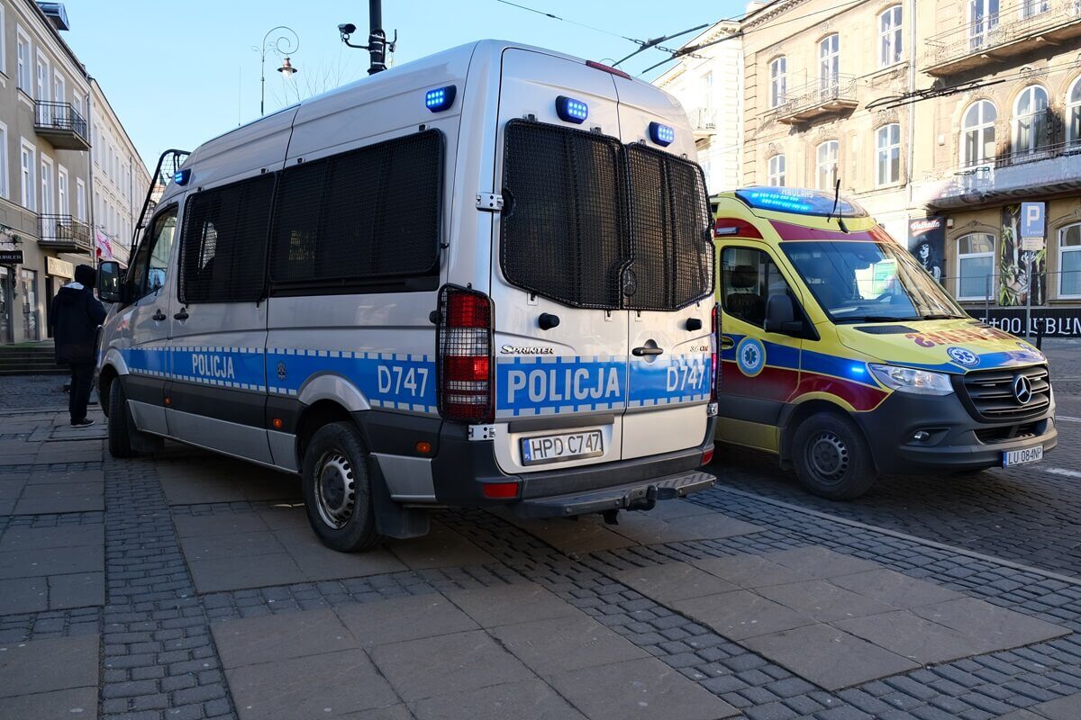 Dziwnie się zachowywał, zaczepiał ludzi na deptaku. Policjanci ujawnili przy nim biały proszek, zażądał wezwania karetki 1 Radiowóz policji i karetka pogotowia