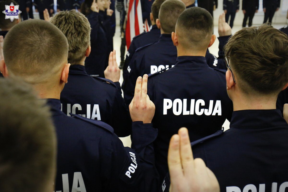 Nowi policjanci złożyli ślubowanie w Lublinie. Wiemy, do których komend trafią po przeszkoleniu 1 Ślubowanie nowych policjantów w Lublinie