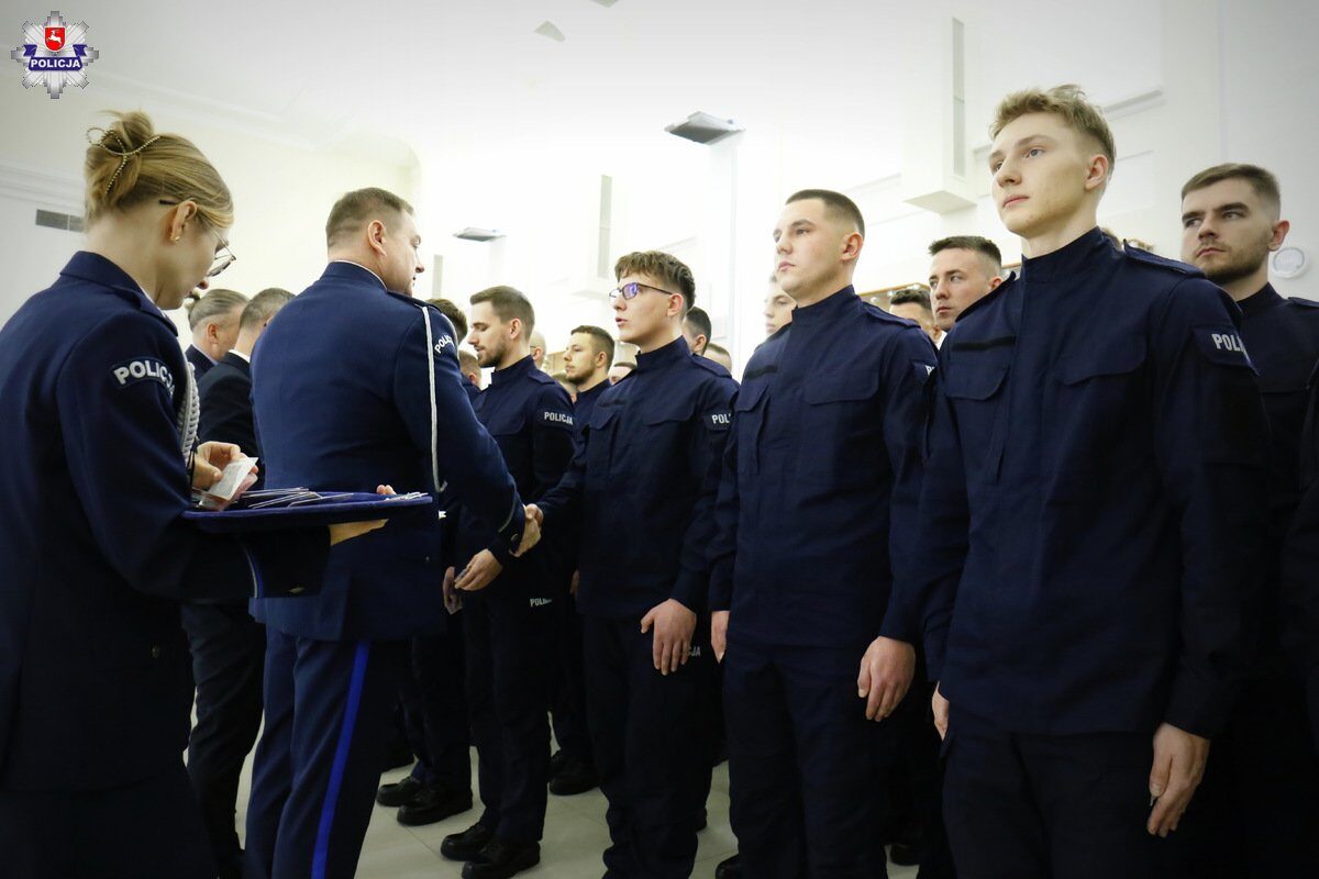 Nowi policjanci złożyli ślubowanie w Lublinie. Wiemy, do których komend trafią po przeszkoleniu 2 Ślubowanie nowych policjantów w Lublinie