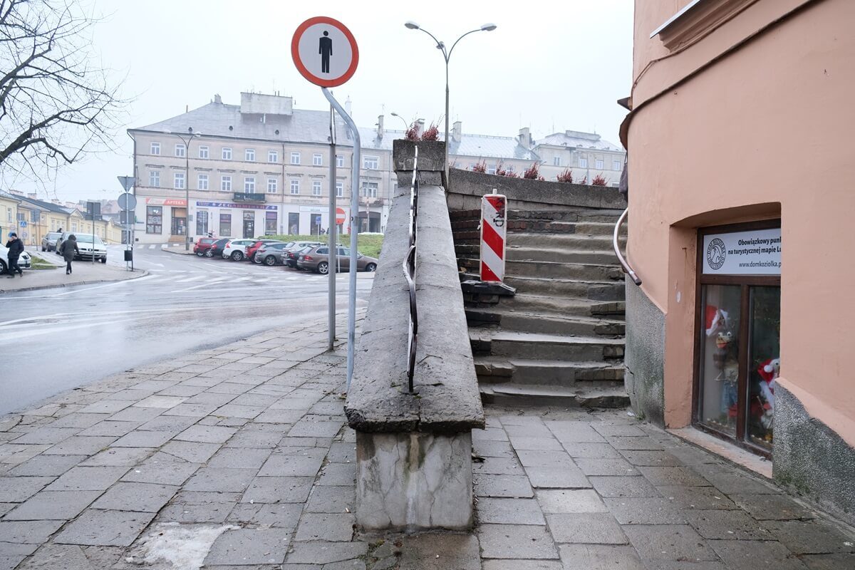 Tragiczny stan schodów u zbiegu ulic Staszica i Świętoduskiej w Lublinie