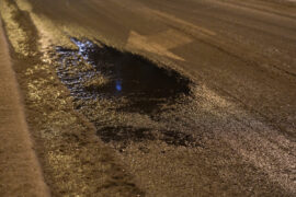 zamarznieta nawierzchnia jezdni