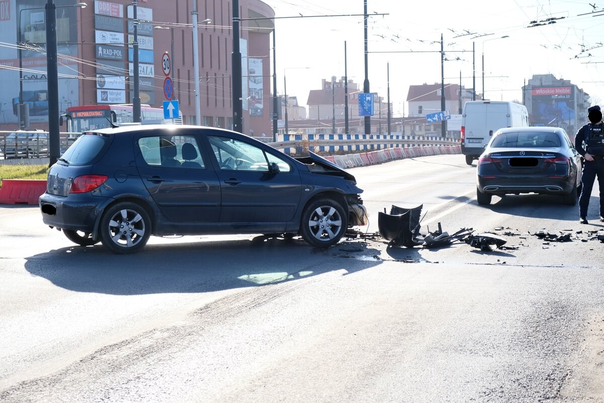 Zderzenie peugeota z mercedesem na skrzyżowaniu al. Unii Lubelskiej z ul. Zamojską