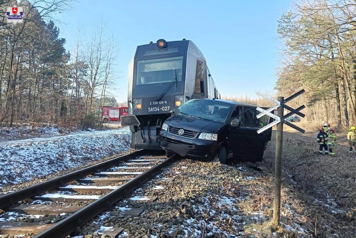 Kierowca zignorował znak STOP wjechał pod pędzący szynobus. Ruch pociągów został czasowo wstrzymany 1 Zderzenie busa z szynobusem