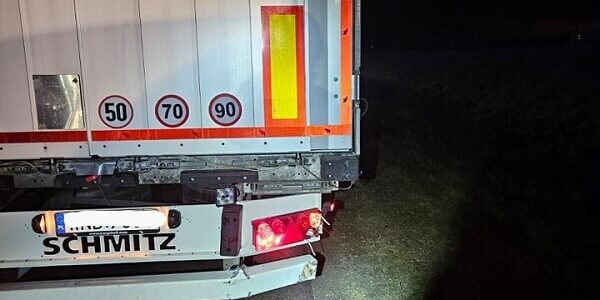 Groźny wypadek na drodze ekspresowej S17. Zderzenie ciężarówki z osobówką 1 Zniszczony tir