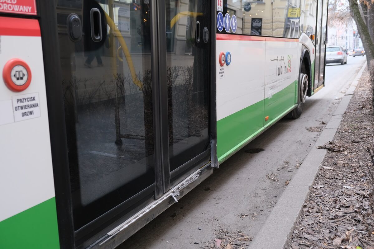 Kierowca hondy uderzył w bok trolejbusu na Krakowskim Przedmieściu w Lublinie