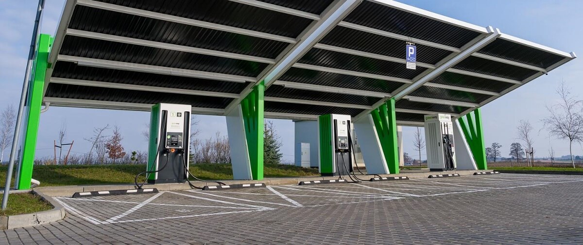 Właściciele elektryków zacierają ręce. Pojawi się więcej ładowarek do szybkiego ładowania na MOPach 1 Nowe inwestycje drogowe w ładowarki do aut elektrycznych