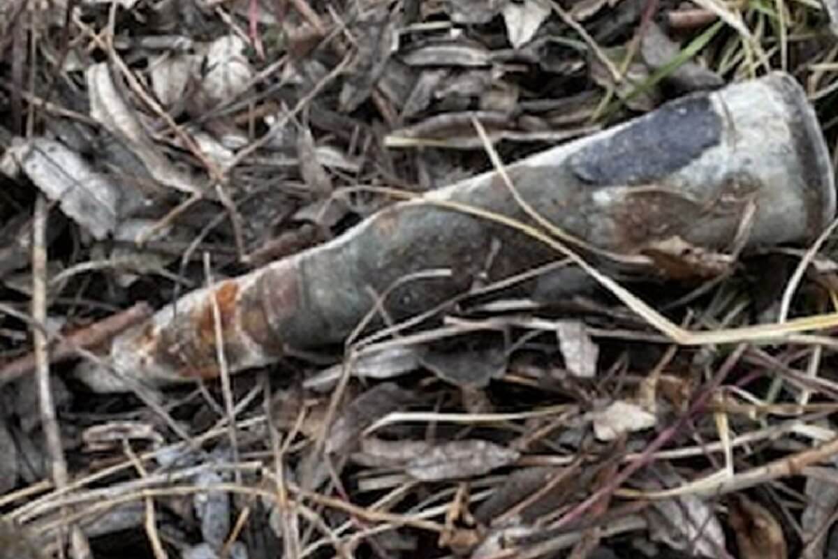 Wybuchowe znalezisko przy ogrodzeniu jednej z posesji. Pocisk z okresu II WŚ, znaleziony przy remoncie drogi 1 Pocisk artyleryjski z okresu II WŚ w Chełmie