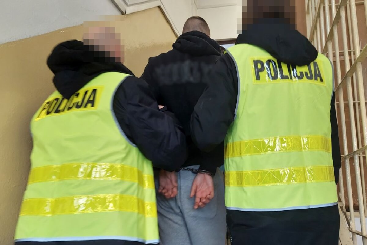 Pobicie na przystanku autobusowym. Napastnicy użyli do tego celu młotka. Ofiara z ciężkimi obrażeniami głowy trafiła do szpitala 3 Pobicie z użyciem niebezpiecznego narzędzia