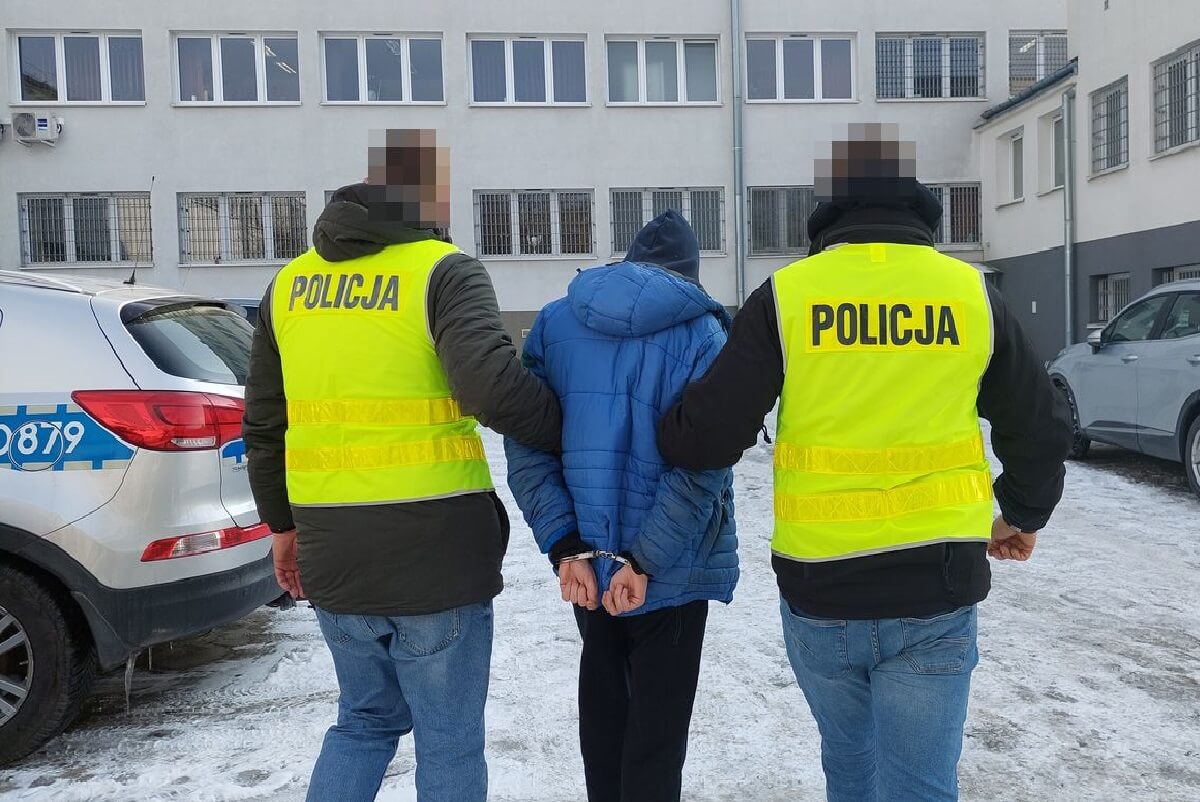 Pobicie na przystanku autobusowym. Napastnicy użyli do tego celu młotka. Ofiara z ciężkimi obrażeniami głowy trafiła do szpitala 2 Sprawcy pobicia w rękach policji