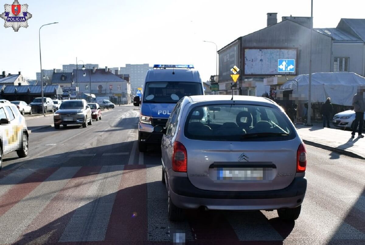 Potrącenie 17-latki na przejściu dla pieszych. Kierowca Citroena nie ustąpił jej pierwszeństwa 1 Citroenem potrącił dziewczynę na przejściu