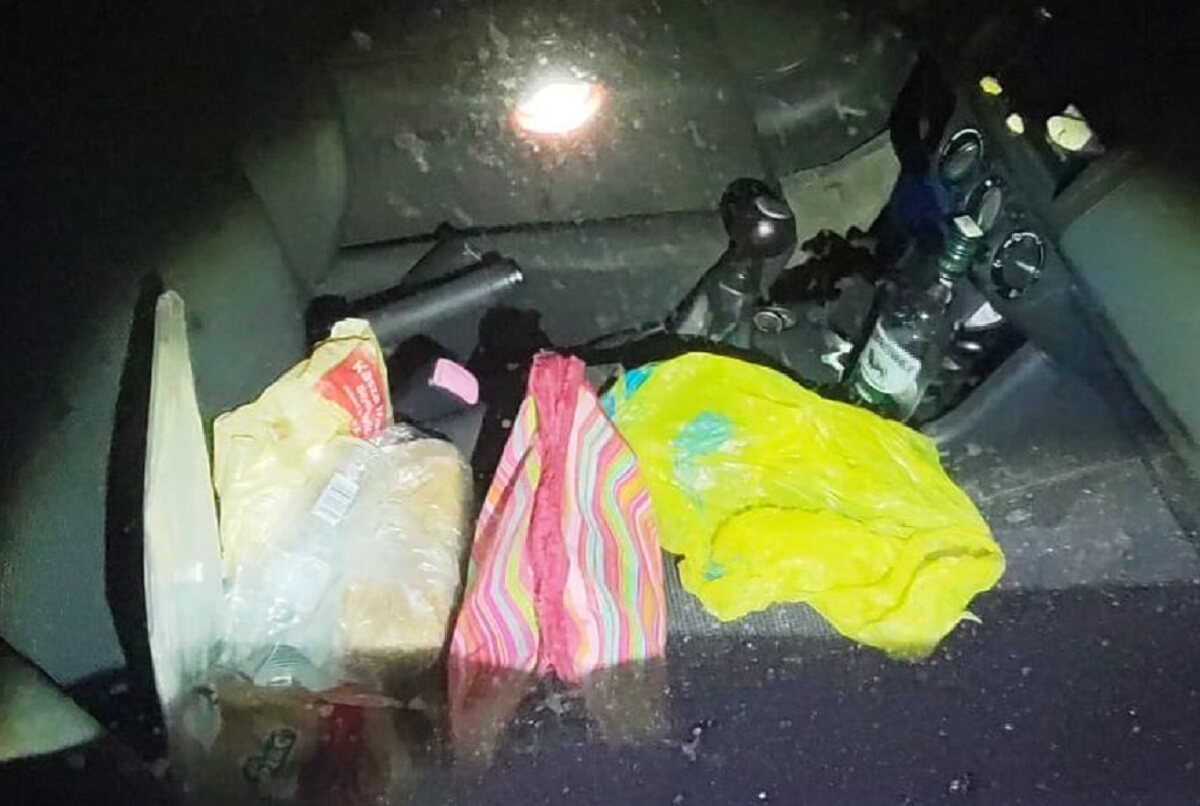 Suzuki poruszało się całą szerokością jezdni. Pijana kierująca zatrzymana dzięki czujności innego kierowcy 1 Butelka alkoholu obok skrzyni biegów