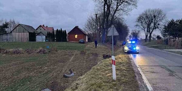 Kierujący Fordem uderzył w dom. Najpierw przejechał przez pole, a potem zatrzymał się na ścianie budynku 1 kierujący zasłabł za kierownicą