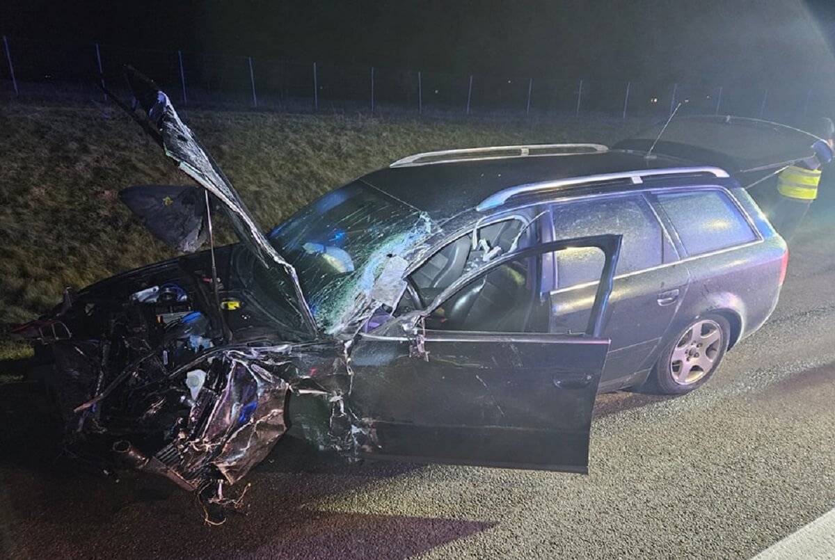 Groźny wypadek na drodze ekspresowej S17. Zderzenie ciężarówki z osobówką 2 Zniszczony FORD