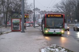 autobus linii nr 57 na przystanku