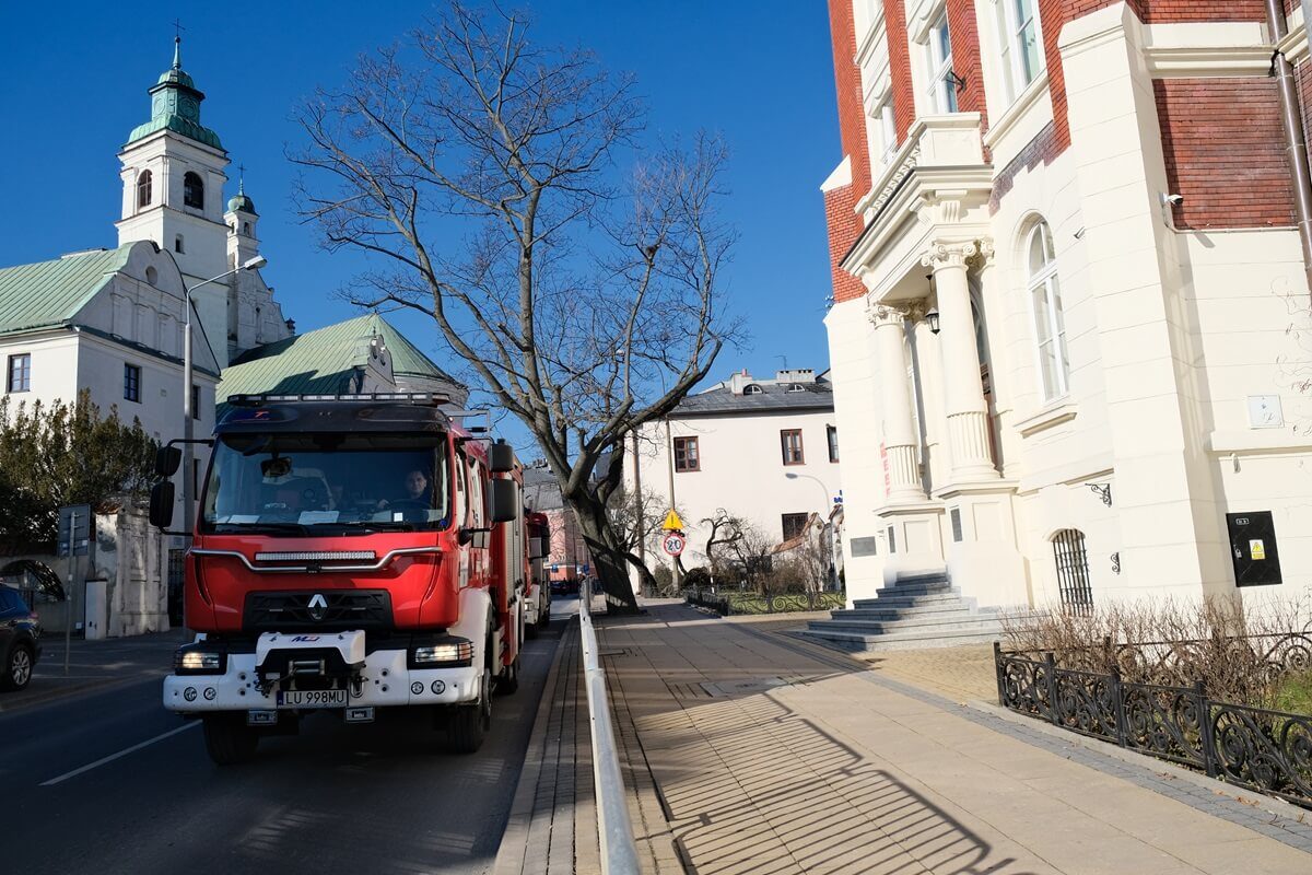 W szkole uruchomił się alarm pożarowy, po chwili strażacy byli już na miejscu. Co się stało? 2 Interwencja strażaków w Zespole Szkół Ekonomicznych przy ul. Bernardyńskiej w Lublinie