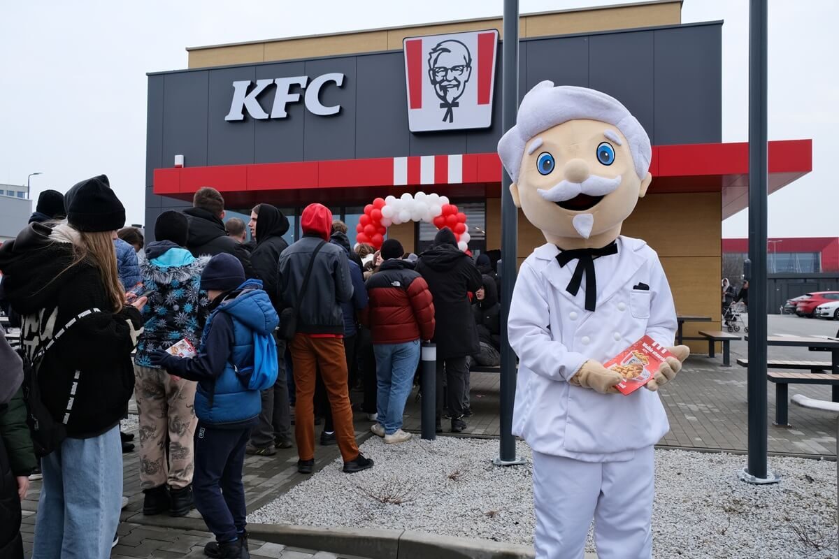 Prawdziwe tłumy na otwarciu KFC przy al. Kraśnickiej w Lublinie. Mieszkańców skusił kubełek z kawałkami kurczaka za złotówkę 1 Otwarcie KFC przy al. Kraśnickiej w Lublinie
