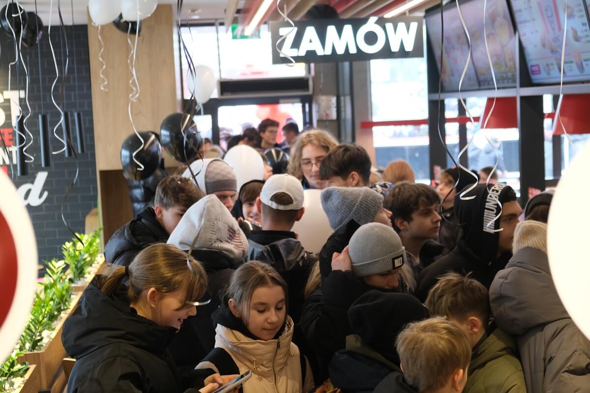Prawdziwe tłumy na otwarciu KFC przy al. Kraśnickiej w Lublinie. Mieszkańców skusił kubełek z kawałkami kurczaka za złotówkę 10 Otwarcie KFC przy al. Kraśnickiej w Lublinie
