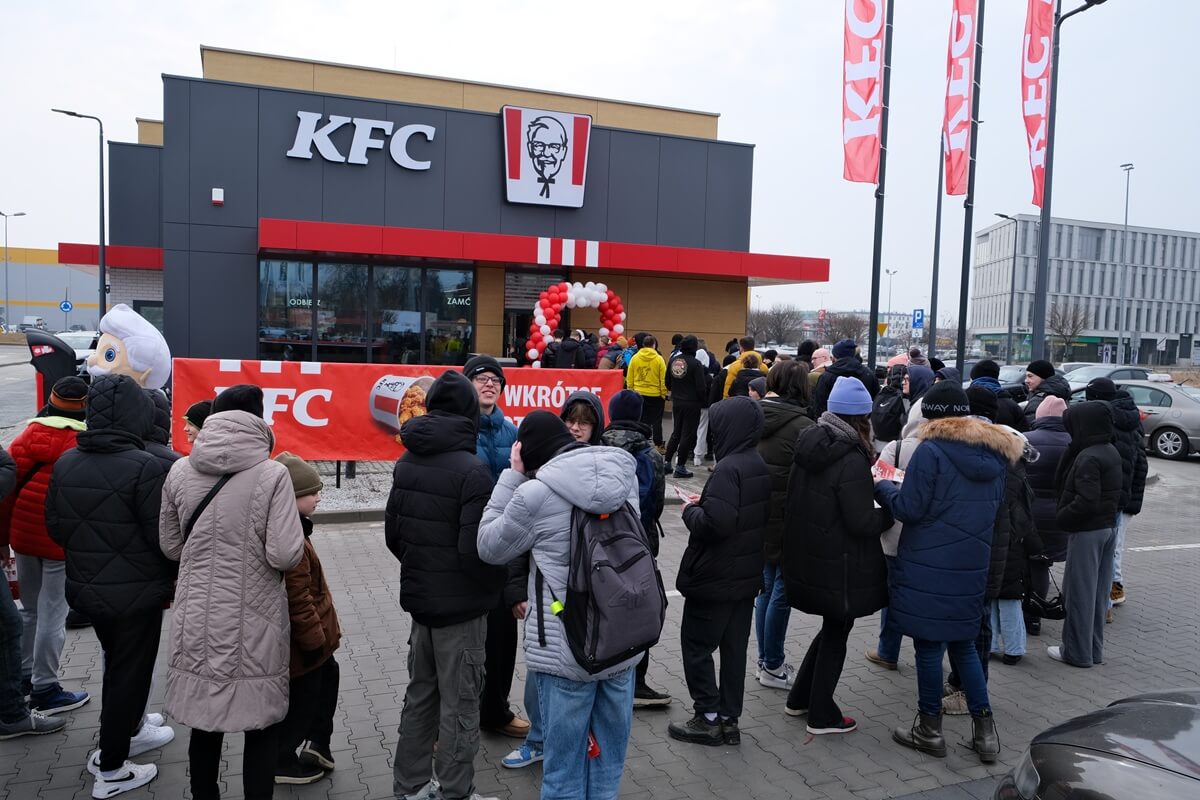 Prawdziwe tłumy na otwarciu KFC przy al. Kraśnickiej w Lublinie. Mieszkańców skusił kubełek z kawałkami kurczaka za złotówkę 12 Otwarcie KFC przy al. Kraśnickiej w Lublinie