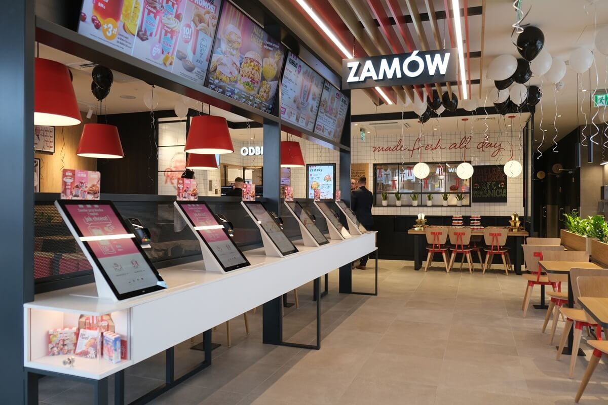 Prawdziwe tłumy na otwarciu KFC przy al. Kraśnickiej w Lublinie. Mieszkańców skusił kubełek z kawałkami kurczaka za złotówkę 2 Otwarcie KFC przy al. Kraśnickiej w Lublinie