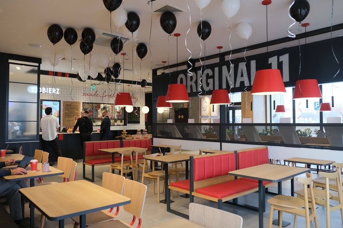 Prawdziwe tłumy na otwarciu KFC przy al. Kraśnickiej w Lublinie. Mieszkańców skusił kubełek z kawałkami kurczaka za złotówkę 3 Otwarcie KFC przy al. Kraśnickiej w Lublinie