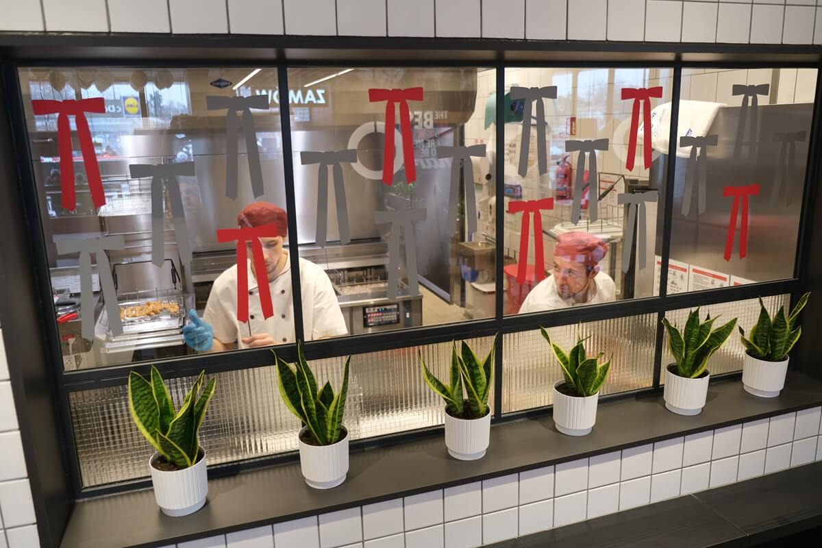 Prawdziwe tłumy na otwarciu KFC przy al. Kraśnickiej w Lublinie. Mieszkańców skusił kubełek z kawałkami kurczaka za złotówkę 4 Otwarcie KFC przy al. Kraśnickiej w Lublinie