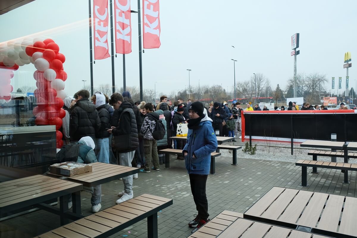 Prawdziwe tłumy na otwarciu KFC przy al. Kraśnickiej w Lublinie. Mieszkańców skusił kubełek z kawałkami kurczaka za złotówkę 7 Otwarcie KFC przy al. Kraśnickiej w Lublinie
